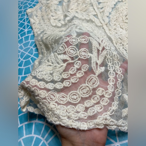 Cynthia Rowley off-white sheer tank detailed embroidery Scoop bottom - Picture 3 of 4